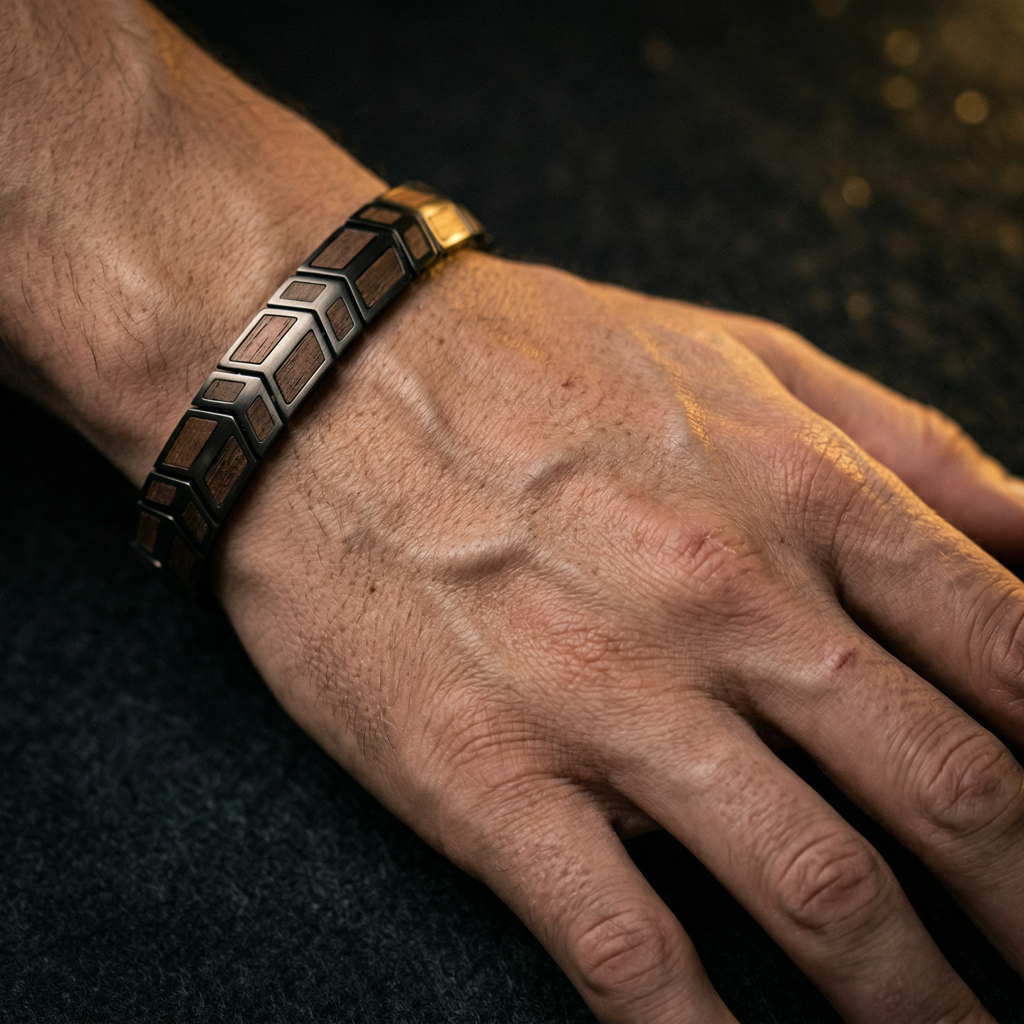 Męska bransoletka “SHADOW FORCE” z drewna Olive Wood i stali — nowoczesny styl z charakterem