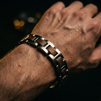Elegancka męska bransoletka “SILVER WOOD” z drewna Walnut i srebrnej stali — nowoczesny luksus w minimalistycznym wydaniu