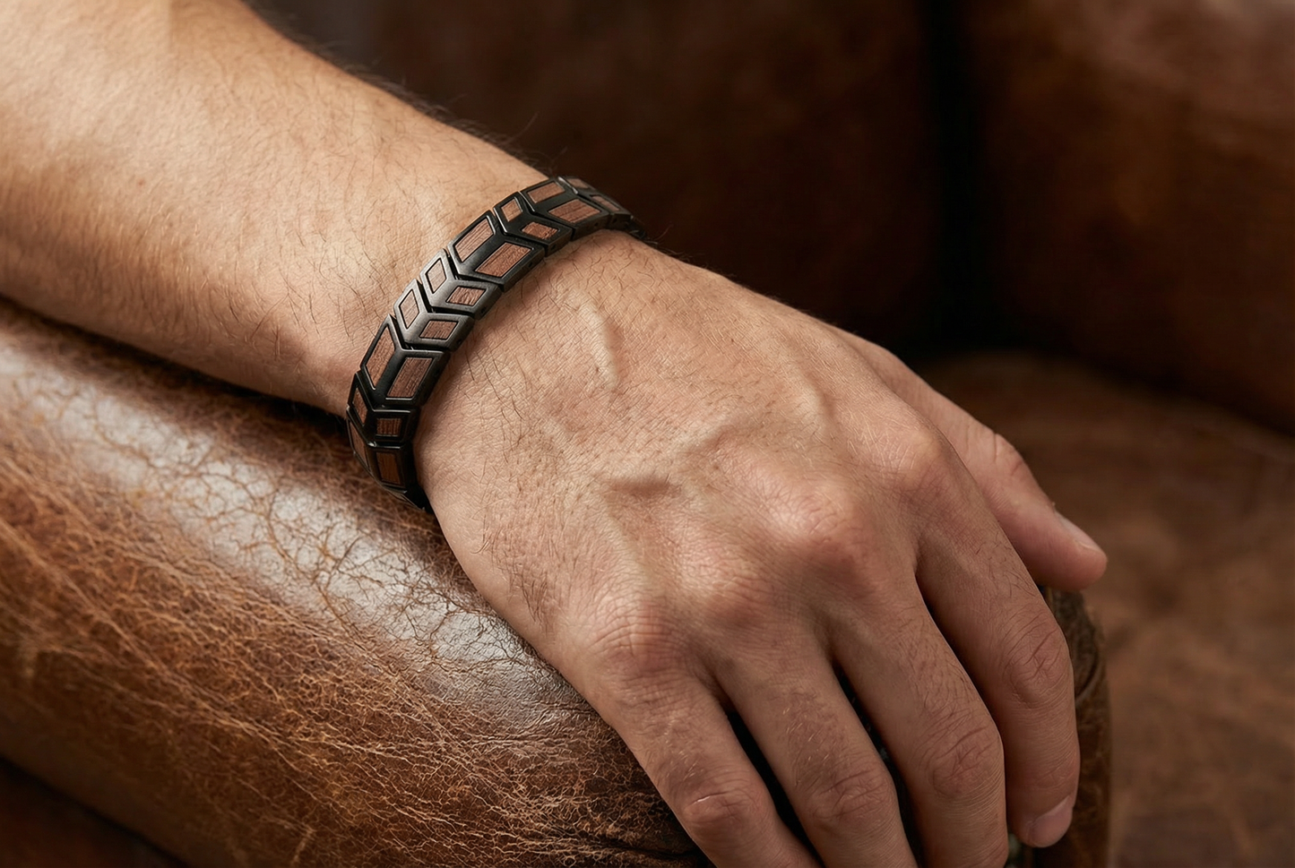 Męska bransoletka “SHADOW FORCE” z drewna Olive Wood i stali — nowoczesny styl z charakterem